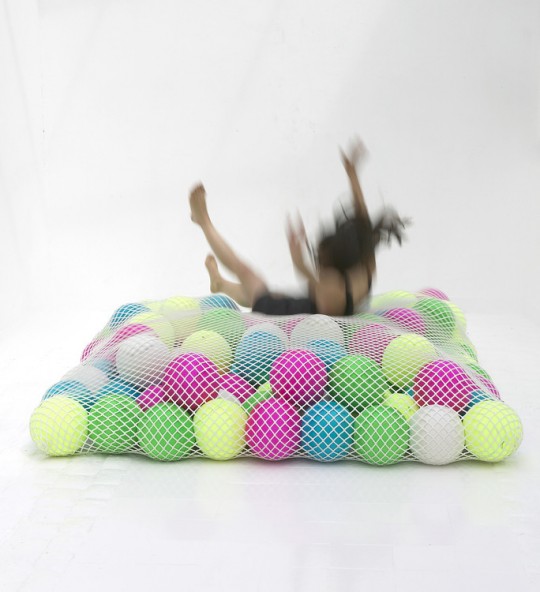 Sofa Wave avec des balles de couleurs par Florence Jaffrain