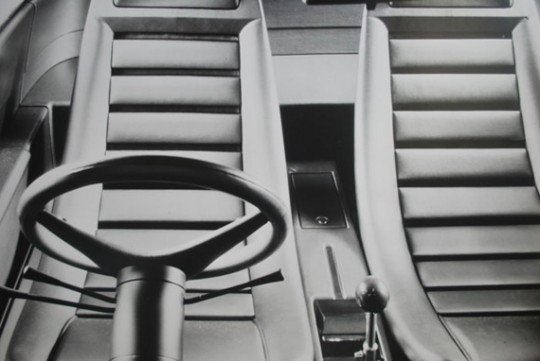 Fauteuil de Pio Manzu inspiré de sièges de voiture