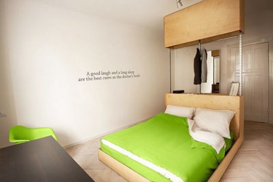Quotel, la chambre avec un sticker message au mur
