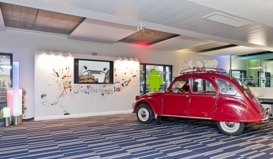 Une 2 chevaux rouge dans un open-space chez Google à Paris