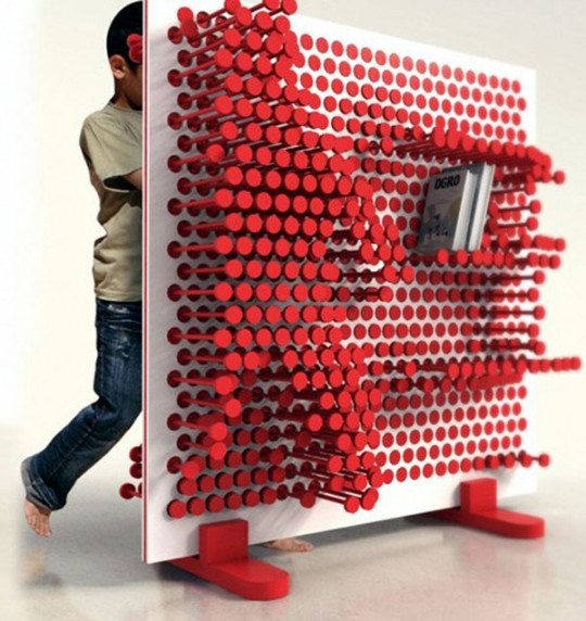Pin Pres, bibliothèque à  clous par OOO design