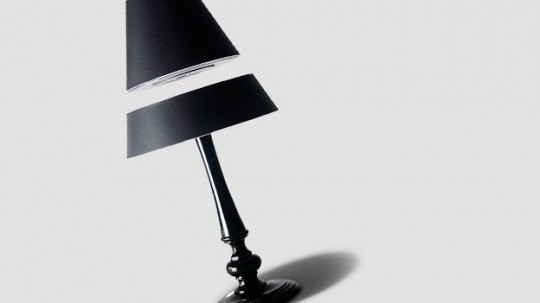 Lampe avec un abat-jour en lévitation