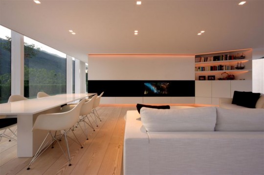 Salon - salle à manger dans une maison moderne près de Lugano