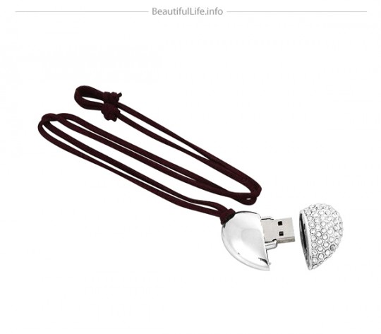 Bijou pendentif avec une clé USB en forme de coeur