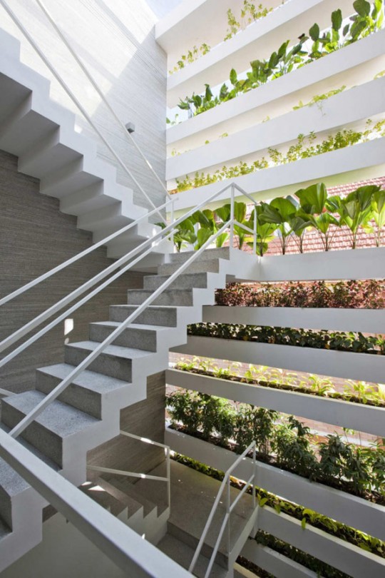 Escalier dans la maison écolo Stacking Green