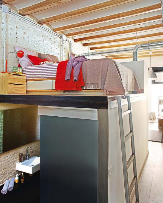 Chambre en mezzanine dans un petit appartement à  Barcelone