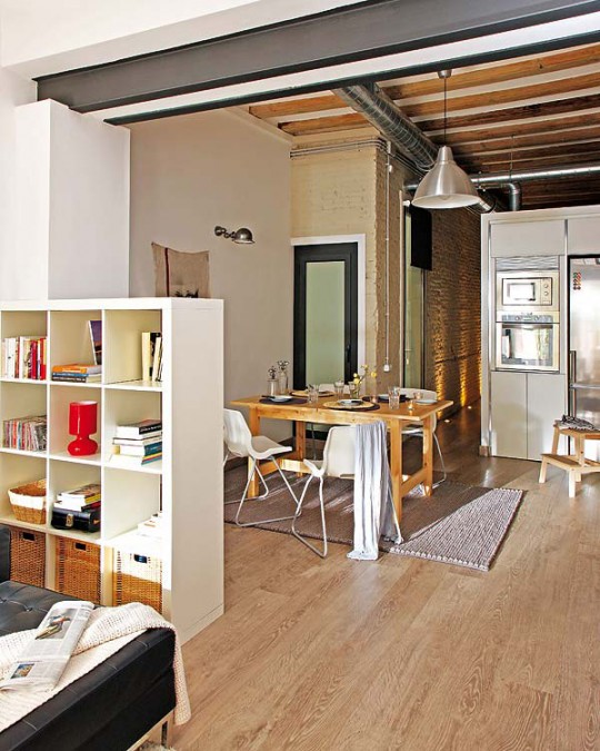 Petit appartement avec des meubles en bois (Barcelone)