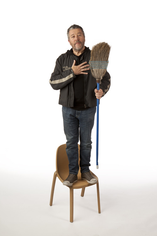 Philippe Starck debout sur sa Broom chair