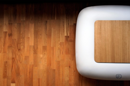 FUGU : Table basse gonflable avec un plateau en bois