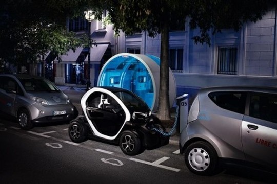 Renault Twizy en cours de recharge dans une station Autolib