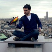 AR Drone 2.0, le nouveau quadricoptère piloté depuis un iPad ou un iPhone
