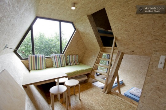 Une cabane dans les arbres avec un intérieur moderne