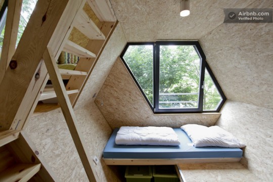 Intérieur contemporain épuré dans une cabane dans les arbres