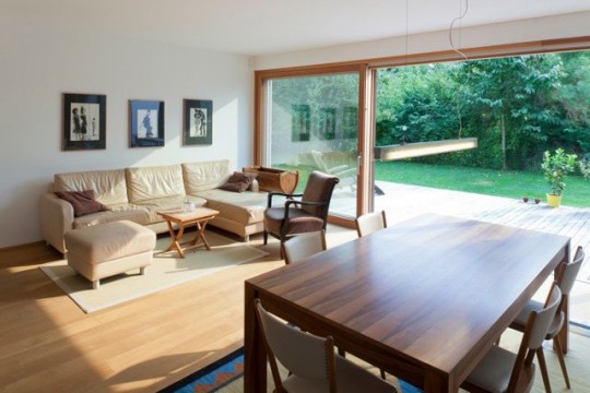 Salle à manger avec une grande baie vitrée