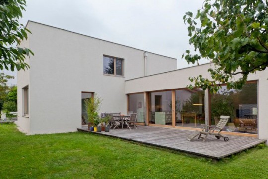 Maison contemporaine avec terrasse en teck