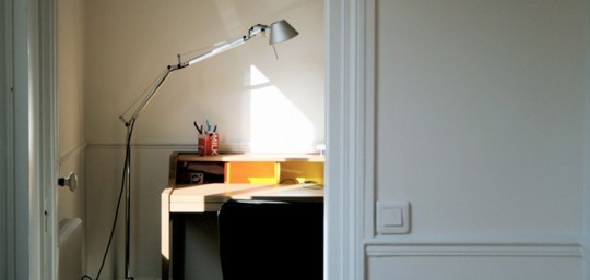 Bureau Desk Hanse Family Remix avec un lampadaire style lampe d'architecte