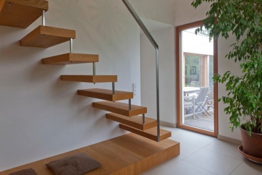 Escalier en bois avec rembarde en aluminium