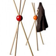 Porte-manteau en bois design Lock par Sylvain Willenz
