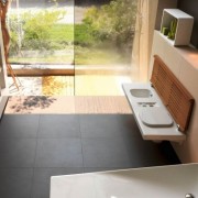 Salle de bain en bois et céramique blanche Hatria G full
