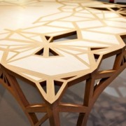 Table en bois design Captain's world is law