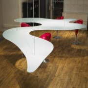 table-suspendue-squig-bernstein