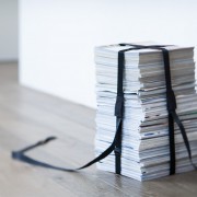Book stool : Le tabouret design avec une pile de magazines
