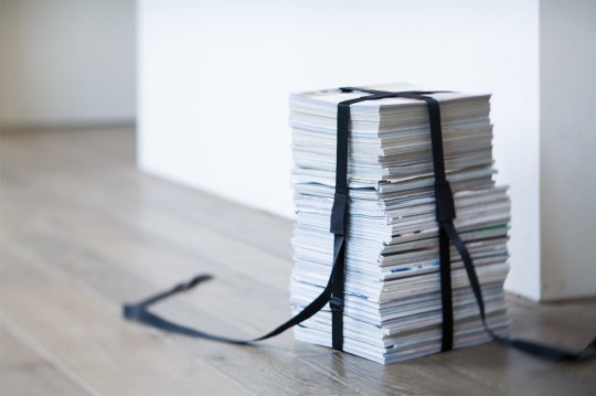 Book stool : Le tabouret design avec une pile de magazines