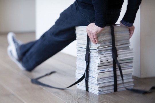 Book stool, tabouret réalisé avec une pile de magazines