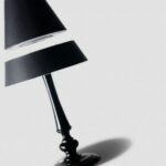 Lampe avec un abat-jour en lévitation