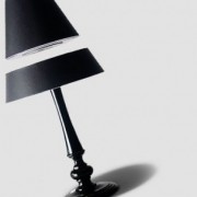 Lampe avec un abat-jour en lévitation