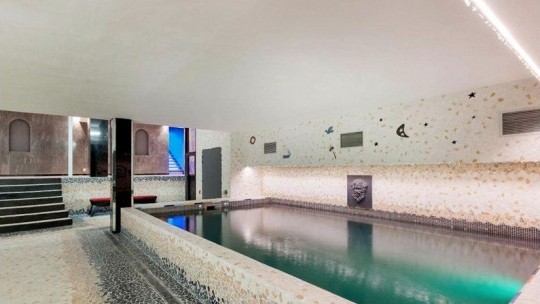 La piscine intérieure dans l'hôtel particulier de Gérard Depardieu