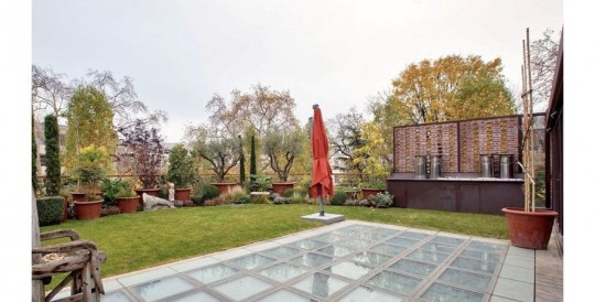 Terrasse et jardin dans l'hötel particulier de Depardieu