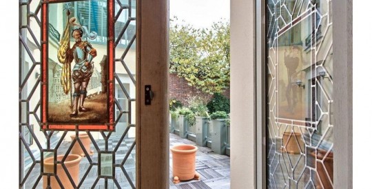 Intérieur de l'hötel particulier de Depardieu : Fenêtre avec vitrail