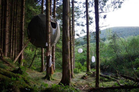 Tree Tent Luminair : Une tente boule dans les arbres