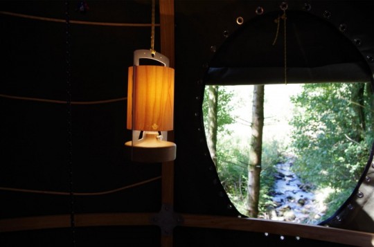 Intérieur de la tente Tree Tent avec une lampe