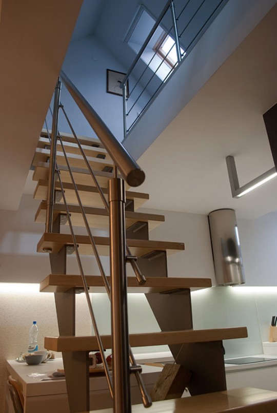 Escalier moderne dans un appartement en duplex sous les combles