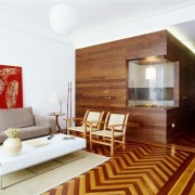 Intérieur contemporain avec un parquet en chevrons bi-colore