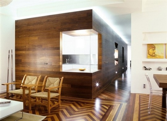 Murs couverts de bois marron dans un appartement contemporain