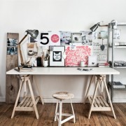 Bricolage : Un bureau avec une planche et 2 tréteaux