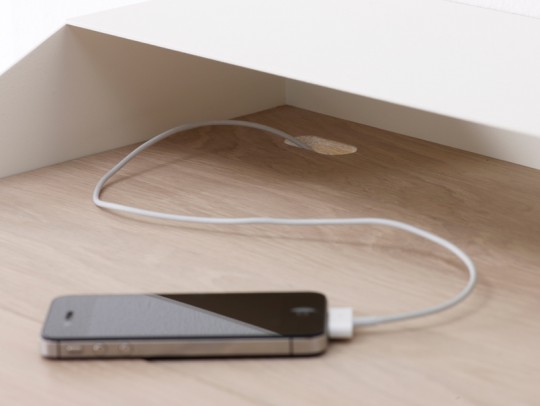 Un iphone posé sur le bureau Deskbox