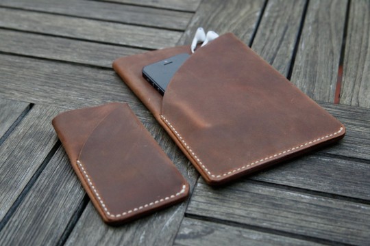 Housse en cuir brun pour iPad mini et iPhone