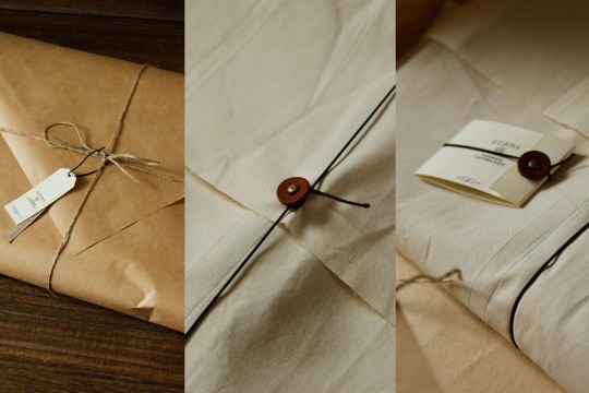 Idée cadeau : Une housse en cuir pour IPad mini emballé dans du papier kraft