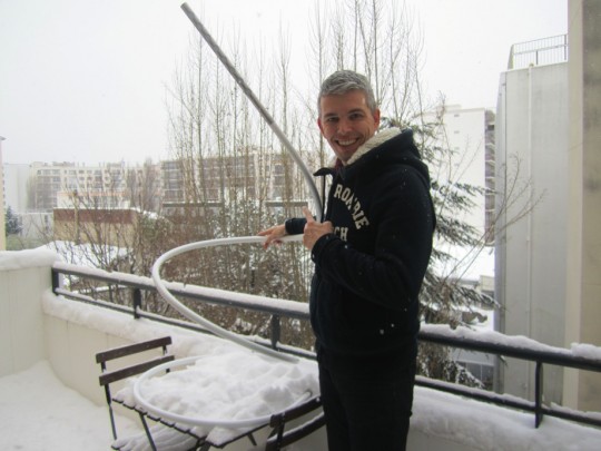 Manuel et son lampadaire S7 sous la neige