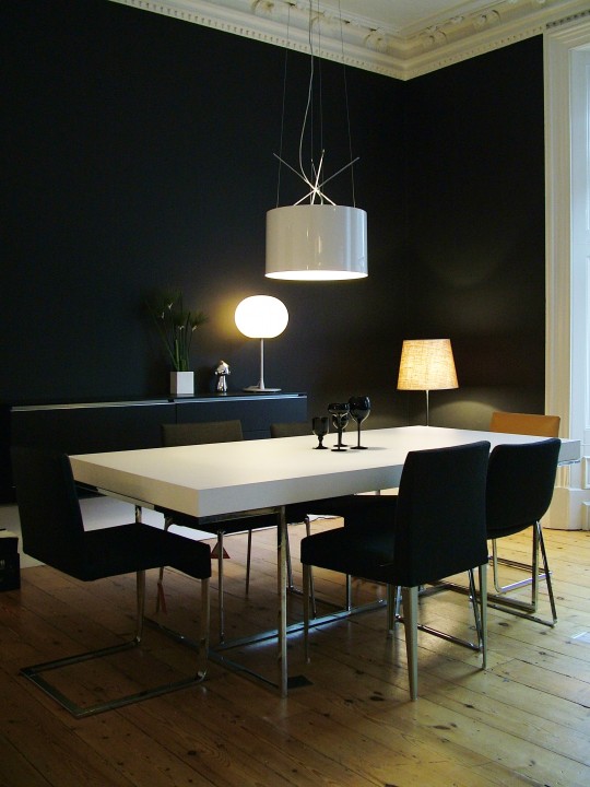 Intérieur design avec une table blanche et des chaises noires