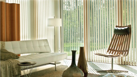 Store à  bandes verticales de largeur moyenne Luxaflex