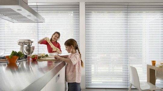 Store design à  bandes horizontales ondulées Silhouette Luxaflex