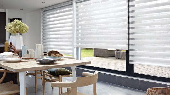 Store moderne blanc à larges bandes Luxaflex Silhouette