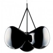 Suspension avec des lampes en forme de cerises noires