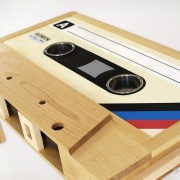 Table basse en hêtre en forme de cassette audio Tayble
