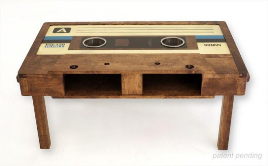 Table basse en noyer en forme de cassette audio Tayble